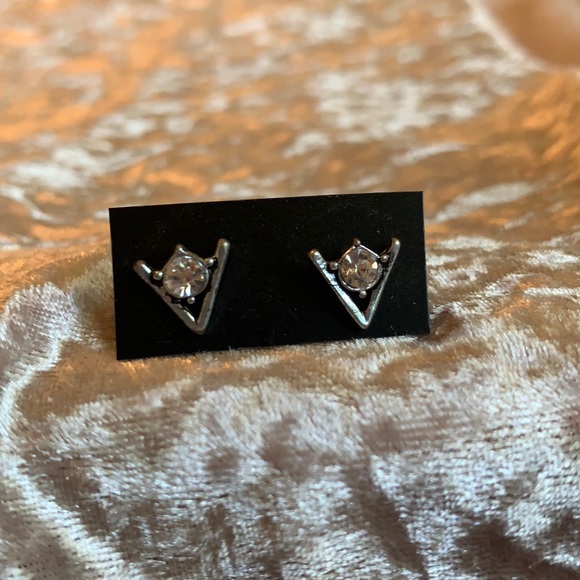 NEW 💗 V-shaped Bling Silver Stud earrings - Picture 3 of 9